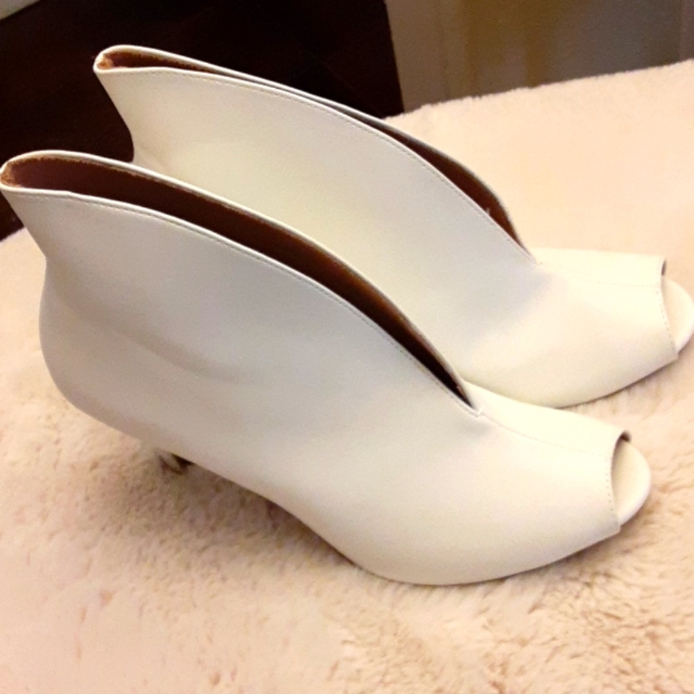 Previously owned Christian Siriano White Shootie Peep-toe Pumps